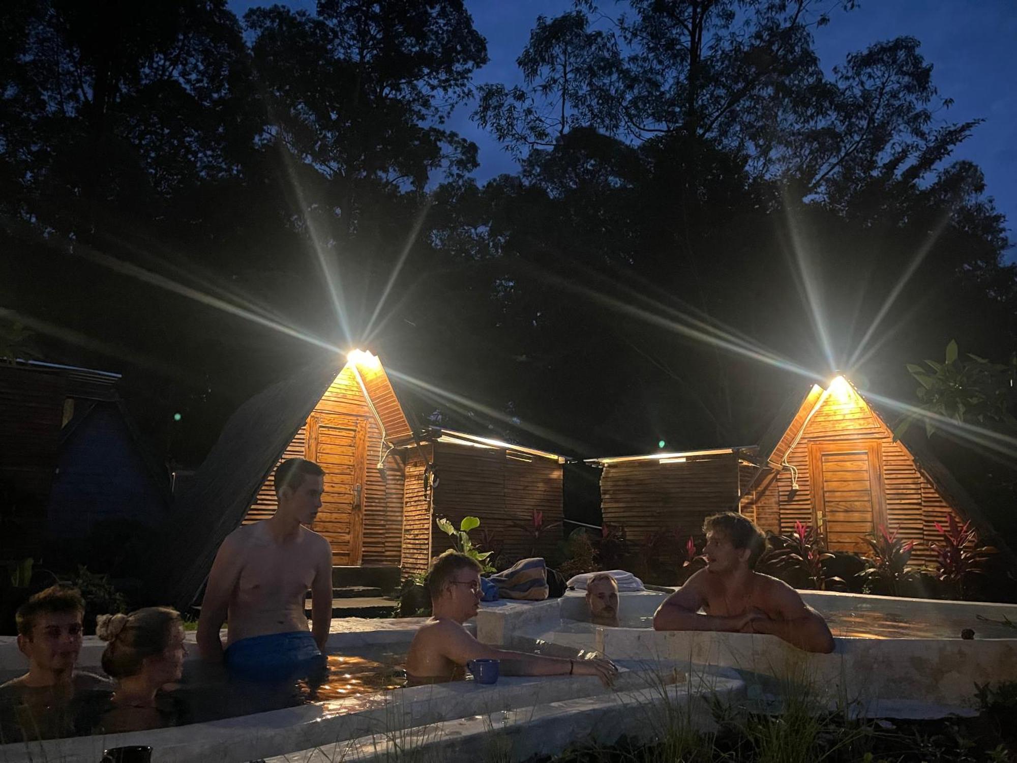 Hotel Triangular House And Hot Spring Kubupenlokan Exterior foto